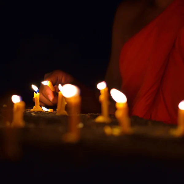 Kerze des Buddhismus anzünden — Stockfoto
