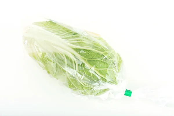 Kinesisk kål insvept i en plastpåse — Stockfoto