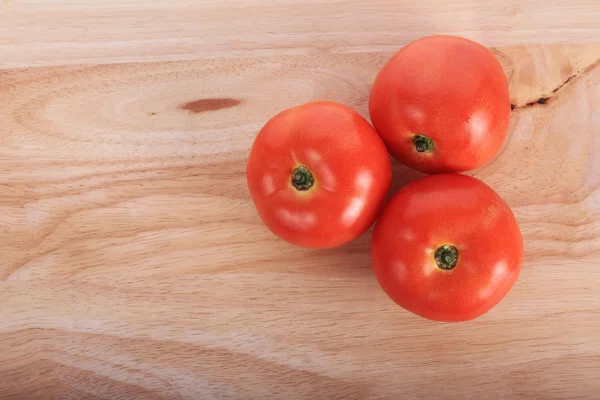 Ahşap doğrama tahtası üzerinde domates yemek hazırlamak — Stok fotoğraf