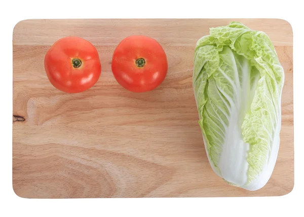 Tomate y col sobre tabla de cortar de madera preparar la cocina —  Fotos de Stock