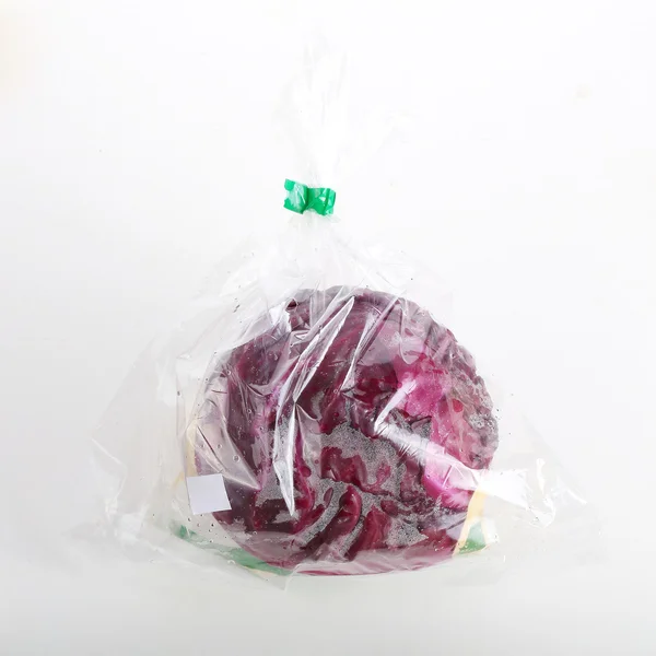 Col roja envuelta en una bolsa de plástico — Foto de Stock