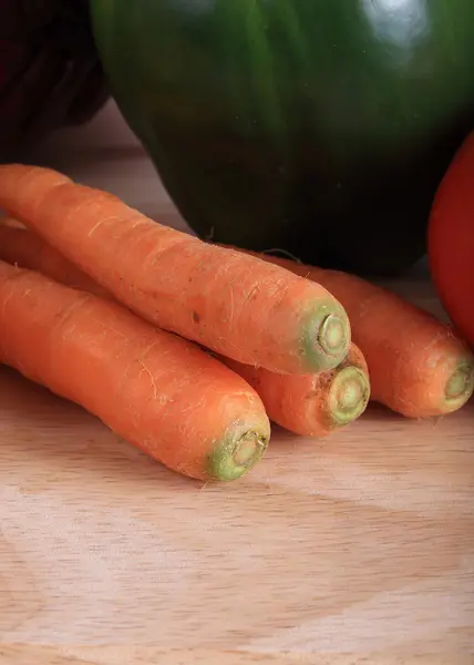 Verdure di carota su tagliere di legno preparare la cottura — Foto Stock