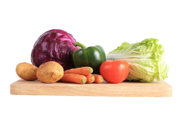Ahşap doğrama tahtası üzerinde sebze yemek hazırlamak — Stok fotoğraf