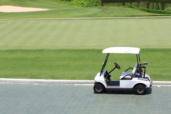 Golf car nel campo da golf verde — Foto Stock
