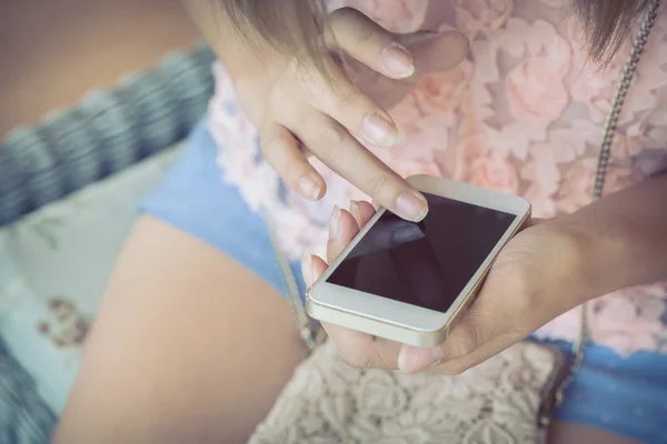 Femmes utilisant un téléphone intelligent, toucher la main sur l'écran mobile numérique , — Photo