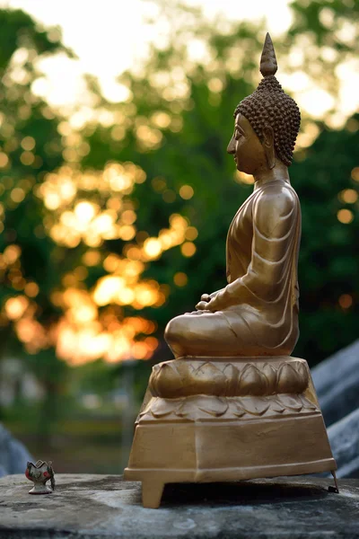Altın buddha heykeli heykel bokeh ışık arka plan — Stok fotoğraf