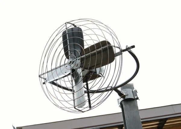 Metalen ijzer ventilator geïsoleerd op witte achtergrond — Stockfoto
