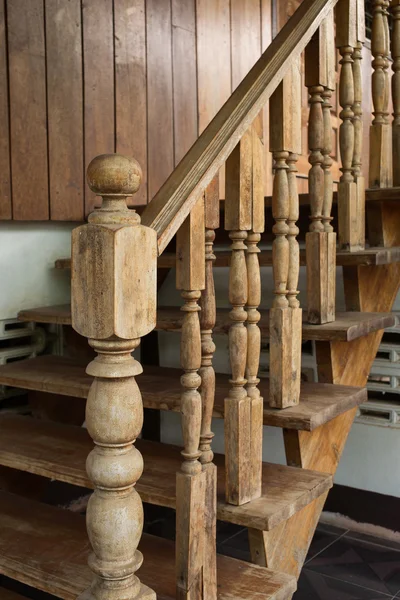 Houten trap, leuning snijwerk houten Thaise stijl — Stockfoto