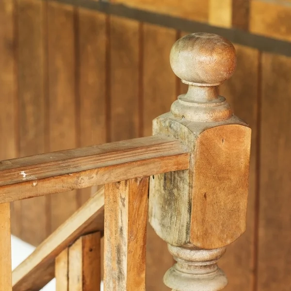 Escalera de madera, barandilla tallado estilo tailandés de madera — Foto de Stock