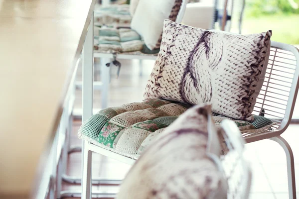 Oreiller et coussin tissu décoration sur chaise — Photo