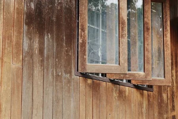 Venster ingericht in houten huis — Stockfoto