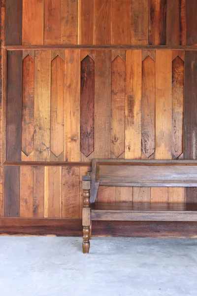 Quarto interior com parede de madeira e banco de madeira — Fotografia de Stock