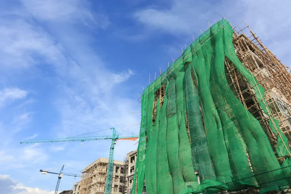 Baustelle mit Kränen auf blauem Himmel — Stockfoto