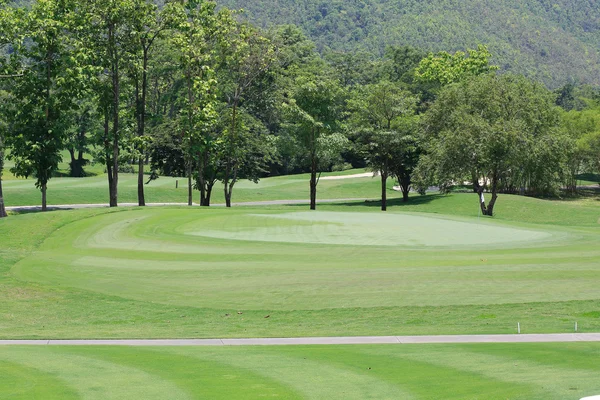 Campo de golfe verde — Fotografia de Stock