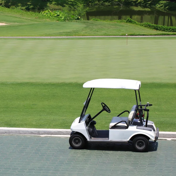 Coche de golf en campo de golf verde —  Fotos de Stock