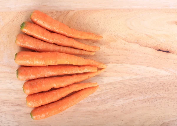 Carota su tagliere di legno — Foto Stock