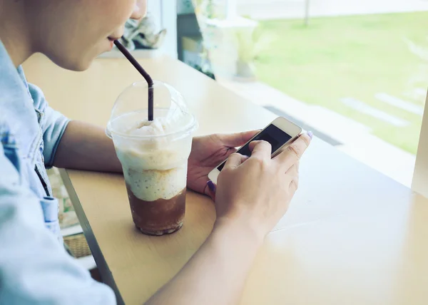 Vrouw met behulp van een slimme telefoon — Stockfoto