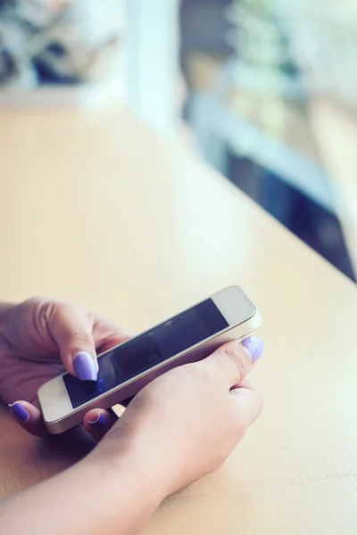 Vrouw met behulp van een slimme telefoon — Stockfoto