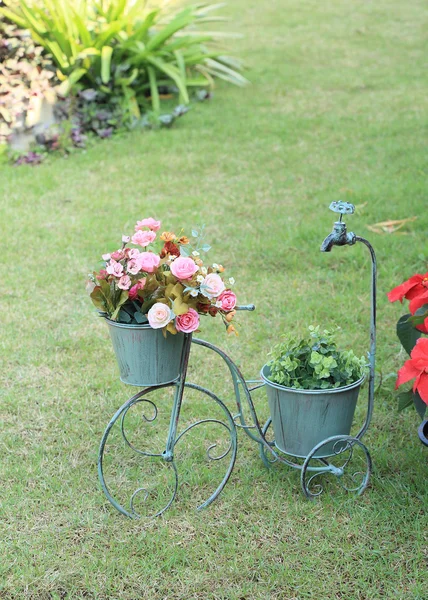 Fleurs dans un vase à vélo — Photo