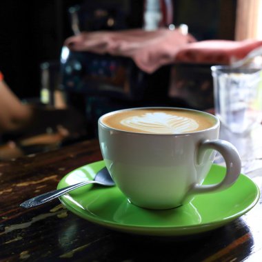 Kahve fincanı ahşap masada.