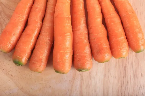 Carota su tagliere di legno — Foto Stock