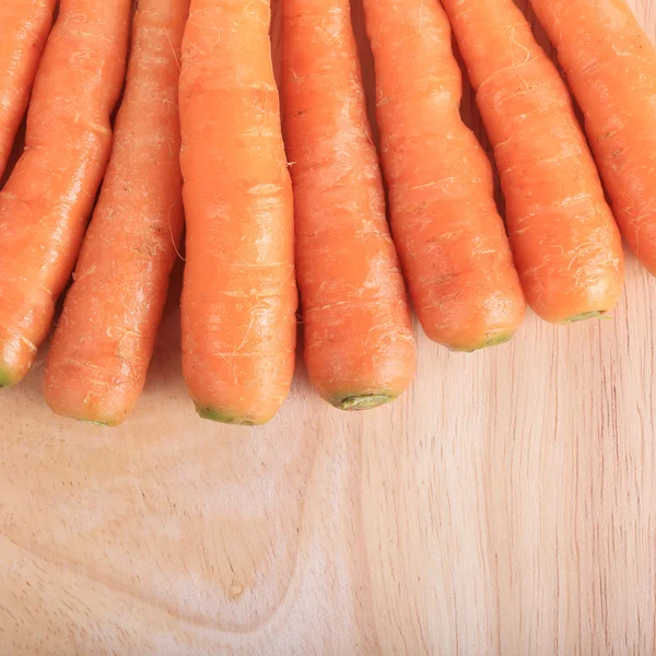 Carota su tagliere di legno — Foto Stock