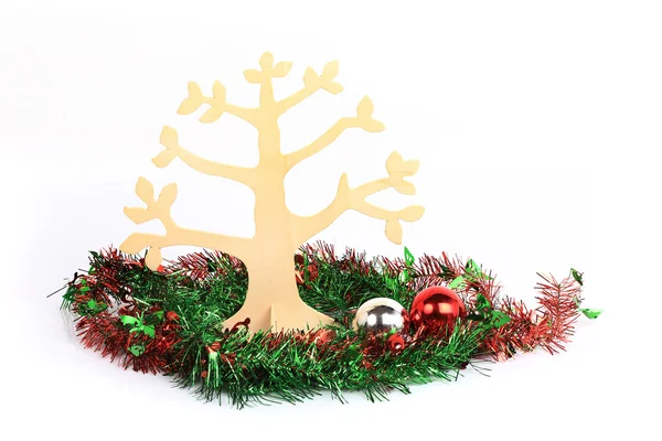 Weihnachtsbaum auf weißem Hintergrund dekoriert — Stockfoto