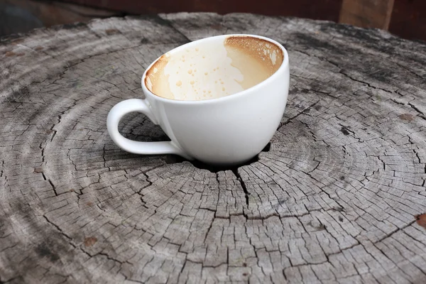 Taza de café sobre mesa de madera — Foto de Stock