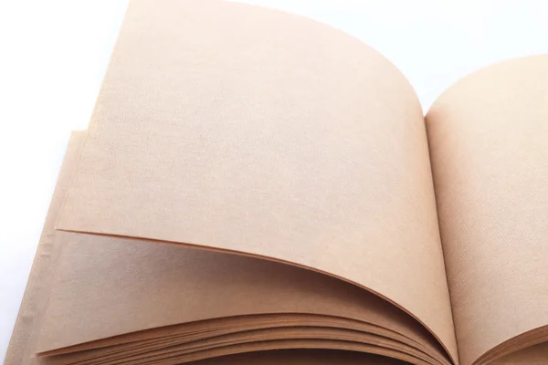 Öppen bok papper tomt på vit bakgrund — Stockfoto