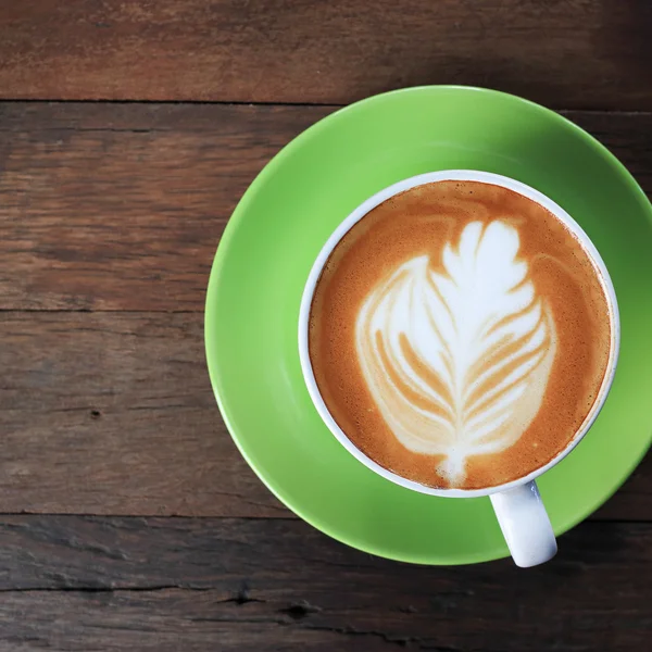 Taza de café sobre mesa de madera — Foto de Stock