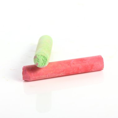 Beyaz arkaplanda izole edilmiş renkli tebeşir