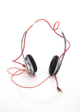 beyaz zemin üzerine beyaz kulaklık