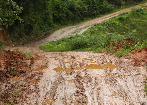 Straße nass matschig vom Land — Stockfoto
