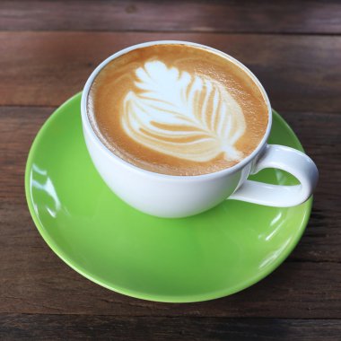 Kahve fincanı ahşap masada.