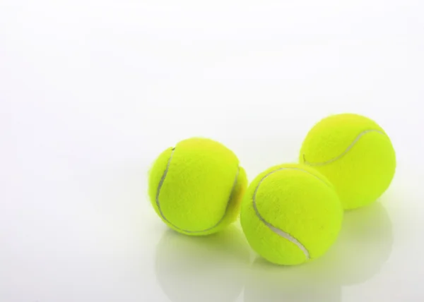 Tennisbal geïsoleerd — Stockfoto