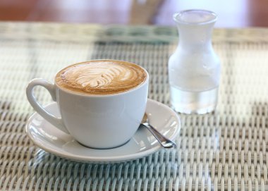 Beyaz masa kafede kahve