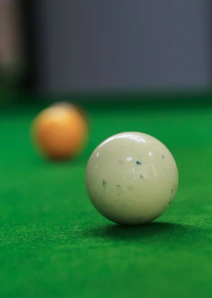 Bolas de billar en la mesa de billar verde — Foto de Stock