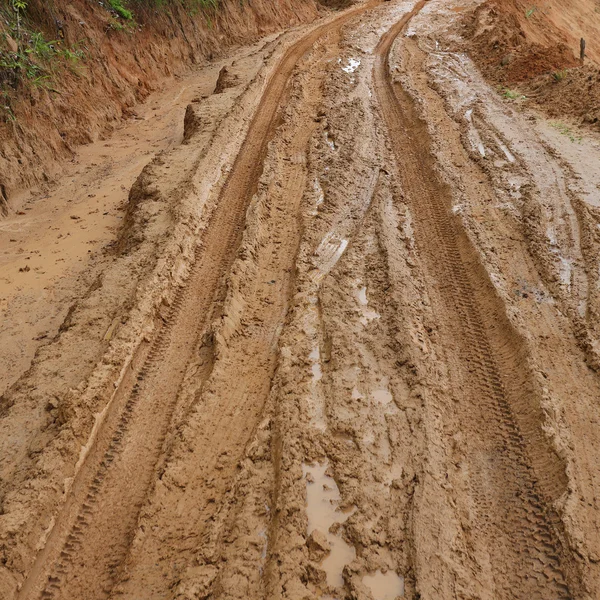 Road våta leriga på landsbygden — Stockfoto