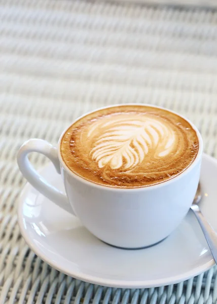Кофе на белом столе в кафе — стоковое фото