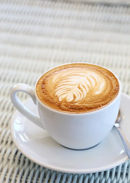 Café na mesa branca no café — Fotografia de Stock