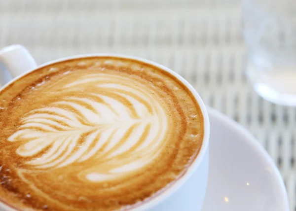 Arte café con leche, taza de café blanco en la mesa en la cafetería — Foto de Stock