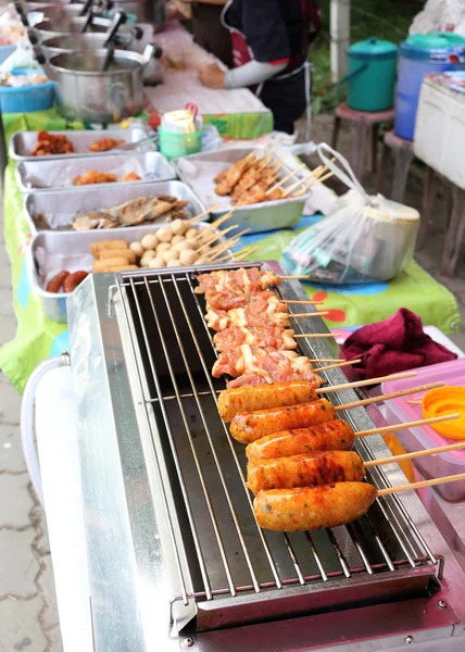 Grillad fläsk och korv — Stockfoto