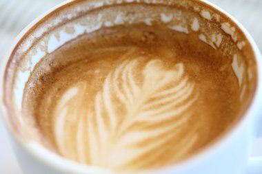 Beyaz masa kafede kahve