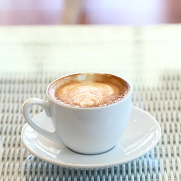 Caffè su tavolo bianco in caffè — Foto Stock