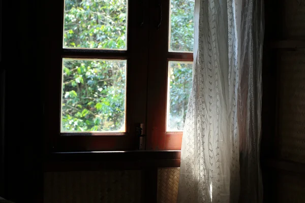 Függöny az ablakon reggel — Stock Fotó