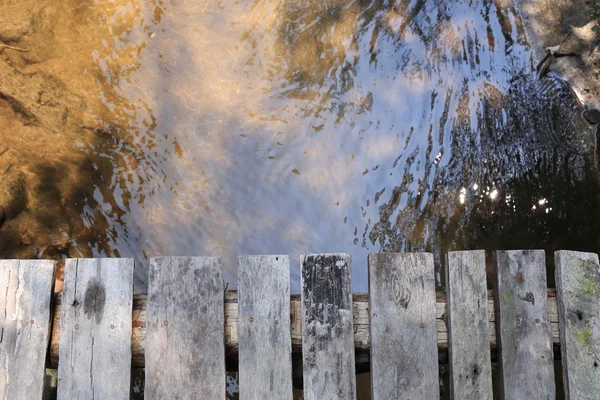 Trä planka ovanför floden — Stockfoto
