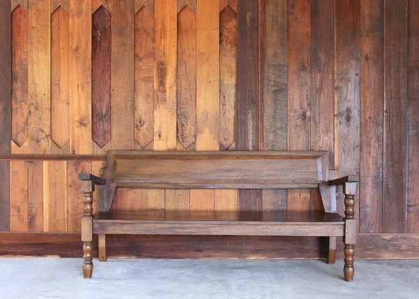 Vnitřní prostor s dřevěnou stěnou a dřevěné lavice — Stock fotografie