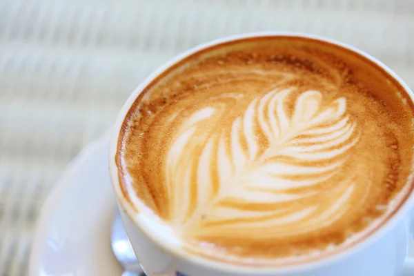 Кофе на белом столе в кафе — стоковое фото