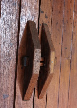 kahverengi ahşap kapı kapı kolu