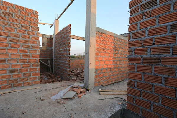 Residentieel gebouw bouw site met baksteen blok — Stockfoto